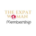 The Expat Woman Mitgliedschaft Das Logo von "The Expat Woman" zeigt den Schriftzug in goldener Schrift, darunter eine grafische Darstellung der Erde in Rot und das Wort "Membership" in verspielter, schwarzer Schrift.