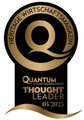 Quantum Thought Leader Auszeichnung Das Bild zeigt ein goldenes Logo mit der Aufschrift "HERITAGE WIRTSCHAFTSMAGAZIN" und "QUANTUM THOUGHT LEADER 04/2025." Es ist ein Auszeichnungsabzeichen, das auf Fachkompetenz und Anerkennung im Bereich Wirtschaft hinweist.