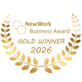 NewWork Business Award Gold 2026 Der NewWork Business Award in Gold für das Jahr 2026 ist präsentiert. Umgeben von einem goldenen Lorbeerkranz hebt die Auszeichnung die Errungenschaften im Bereich der Unternehmensführung hervor.