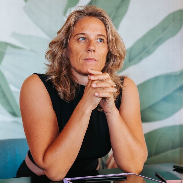 Ganzheitliche Marketing-Beratung: Wenn innere Klarheit und Marketingstrategie zusammenwirken Corina Hoch — B2B-Marketing-Strategin verbindet Marketingstrategie, SEO und GEO mit ganzheitlicher mentaler Gesundheit für Frauen im Business