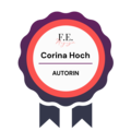 Corina Hoch Autorin Auszeichnung Die Grafik zeigt ein Abzeichen mit dem Text "Corina Hoch" und dem Titel "AUTORIN". Das Abzeichen hat eine runde Form mit lila und orangefarbenen Akzenten. Oben steht das Logo "F.E. Magazin".