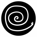 Schneckenmotiv auf schwarzem Hintergrund Ein schwarzes rundes Logo mit einer weißen Spirale, die in der Mitte beginnt und sich nach außen windet. Die Spirale endet mit einem kleinen, nach oben richtenden Ende.