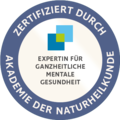 Zertifikat Akademie der Naturheilkunde Zertifikat mit dem Text "Zertifiziert durch Akademie der Naturheilkunde" und der Aussage "Expertin für ganzheitliche mentale Gesundheit". Das Design besteht aus einer kreisförmigen Anordnung mit blauen und grünen Flächen im Mitte.